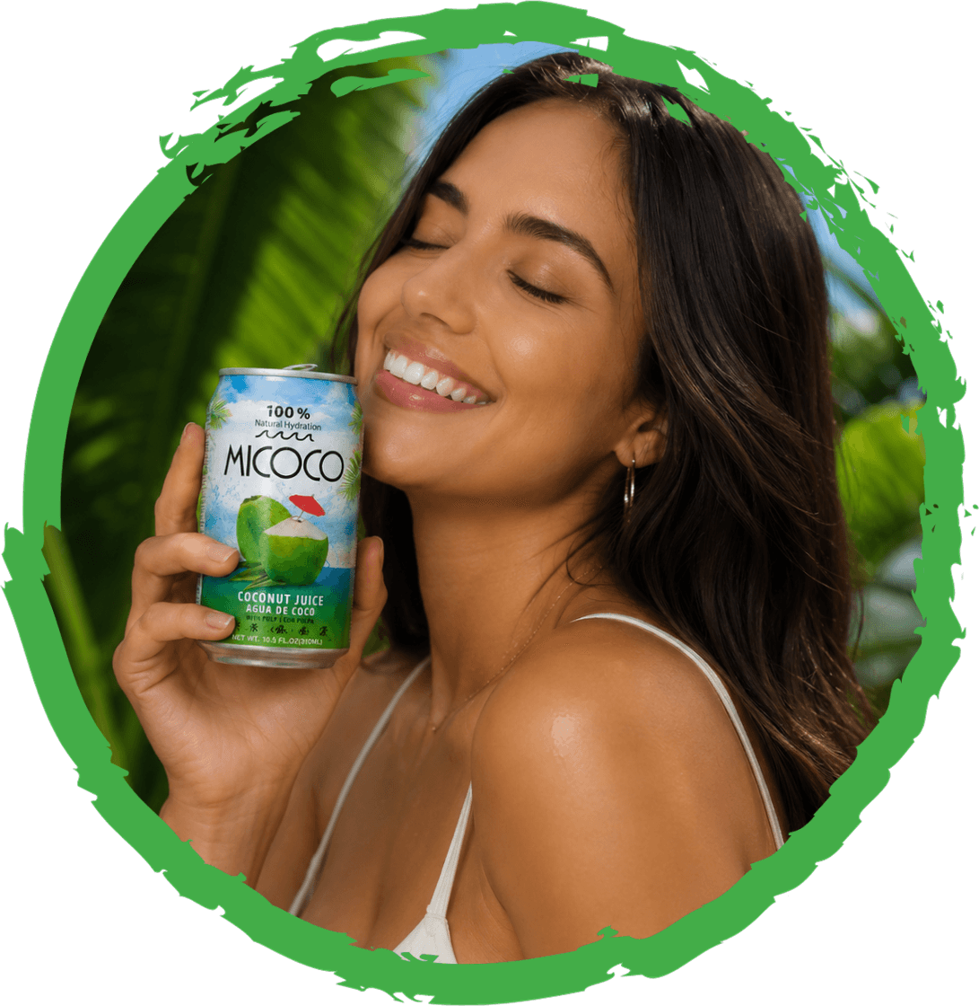 Chica con lata de MICOCO