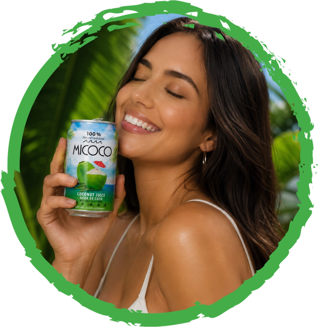 Chica con lata de MICOCO